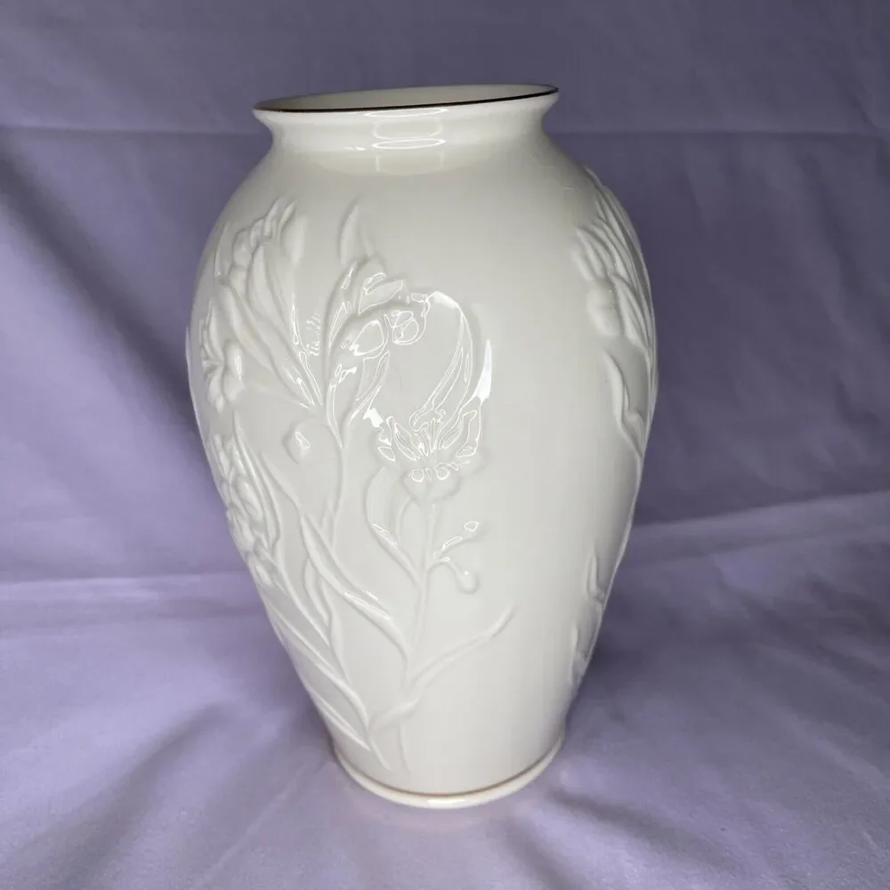 LENOX Masterpiece Ivory w/24K Gold Trim Embossed Floral 7” Vase